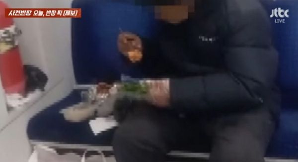 지하철에서 쌈을 싸 먹은 남성의 모습이 포착됐다. 사진은 지난 14일 밤 11시12분쯤 지하철 공항철도 내에서 쌈을 먹고 있는 남성의 모습. /사진=JTBC '사건반장'