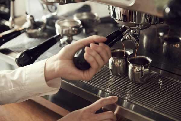 휴무에도 아르바이트하는 카페에 찾아와 공짜 커피를 요구하는 신입 아르바이트생 때문에 고민이라는 사연이 전해졌다. 사진은 기사의 이해를 돕기 위한 삽화. /삽화=이미지투데이