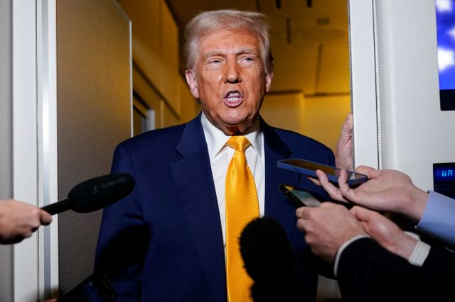 도널드 트럼프 미국 대통령이 미국 CBS뉴스 '60분'이 자신을 비판하는 내용이 담긴 방송이 방영되자 "명웨훼손적"이라고 말했다. 사진은 트럼프 대통령이 지난 12일(현지시각) 전용기 에어포스원에서 기자들과 인터뷰하는 모습. /사진=로이터