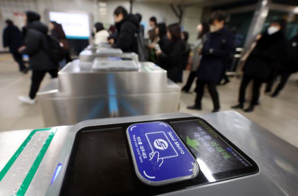 서울 지하철 4호선 길음역에서 전동차 고장이 발생해 승객 전원이 하차했다. 사진은 기사의 이해를 돕기 위한 지난 1월22일 오전 서울시내 한 지하철역에서 시민들이 개찰구를 나서고 있는 모습. /사진=뉴시스