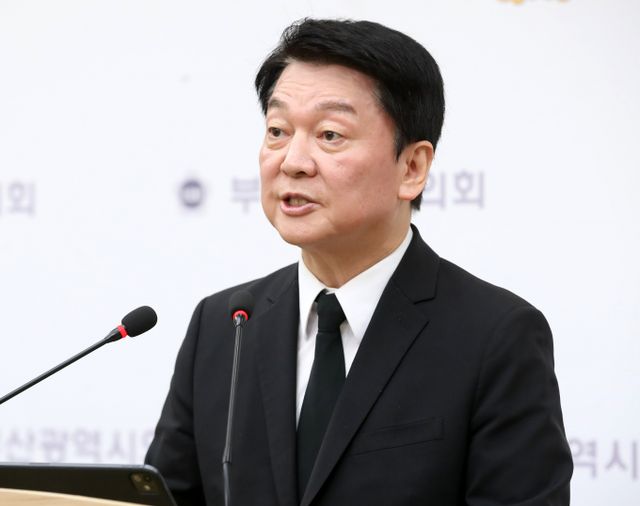 제21대 대통령 선거 출마를 선언한 안철수 국민의힘 의원이 오세훈 서울시장과 오는 16일 만난다. 사진은 안 의원이 지난 14일 부산 연제구 부산시의회 브리핑룸에서 기자회견을 하는 모습. /사진=뉴스1