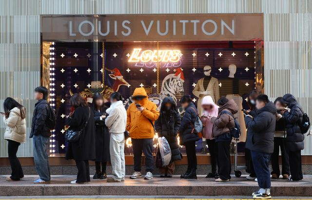 루이비통, 디올 등이 지니고 있는 글로벌 명품 그룹 LVMH 올해 1분기 매출이 전년 동기 대비 3% 떨어졌다. 사진은 지난 1월2일 서울 시내 한 백화점을 찾은 시민들이 개점을 기다리는 모습. /사진=뉴시스