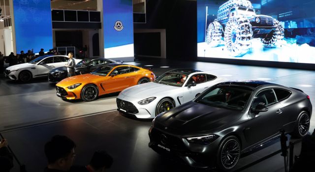 메르세데스벤츠파이낸셜서비스코리아(MBFK)가 소비자와 딜러사를 대상으로 고금리 금융상품을 운용해 3년 누적 순이익 2000억원을 기록했다. 지난 3일 경기도 고양시 킨텍스에서 열린 2025 서울모빌리티쇼에서 현대자동차 메르세데스 벤츠 AMG 라인업이 공개되고 있다. /사진=뉴스1