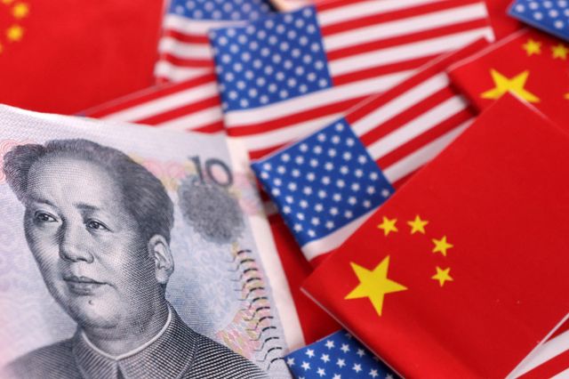 중국이 미국 관세 대응을 위해 위안화를 크게 평가절하하면 한국 원화와 채권에 하방 압력이 가해질 것이라는 분석이 나왔다. 사진은 지난 4일(현지시각) 중국 위안 지폐와 미국 국기, 중국 국기의 모습. /사진=로이터