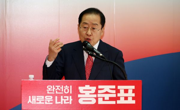홍준표 전 대구시장이 대통령에 당선되면 국무총리로 유승민 전 국민의힘 의원을 삼겠다고 밝혔다. 사진은 홍준표 전 대구시장이 15일 오후 서울 영등포구 여의도 대하빌딩 경선 캠프에서 열린 '선진대국 국가대개혁 100+1' 정치 부문 비전발표회에서 발언하는 모습. /사진=뉴시스