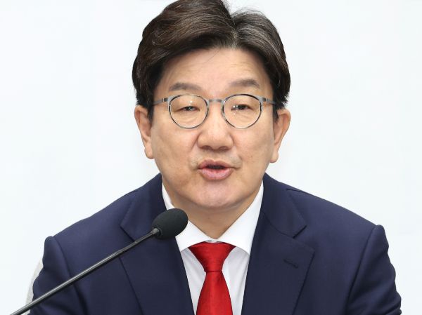 권성동 국민의힘 원내대표가 한덕수 대통령 권한대행 국무총리의 출마설을 부인했다. 사진은 권성동 국민의힘 원내대표가 15일 오전 서울 여의도 국회에서 열린 원내대책회의에서 발언하고 있는 모습. /사진=뉴스1