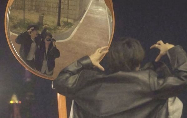 그룹 '더보이즈' 멤버 선우가 뮤직비디오에서 여사친과 달콤한 로맨스 연기를 한 사실이 뒤늦게 알려졌다. 사진은 '더보이즈' 선우 달링 뮤직비디오 영상 일부. /사진=유튜브 채널 '더보이즈 (THE BOYZ)' 캡처