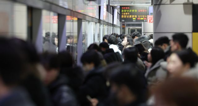 출근길 서울 지하철 9호선 열차 안에서 인분이 발견돼 시민들의 불쾌감과 불편이 이어졌다. 사진은 기사내용과 무관. /사진=뉴스1