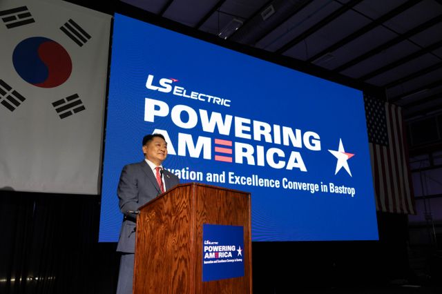 LS일렉트릭이 14일(현지시간) 텍사스주 배스트럽시에 ‘LS일렉트릭 배스트럽 캠퍼스’ 준공식을 개최했다. 이날 준공식에서 구자균 LS일렉트릭 회장이 환영사를 하는 모습. / 사진=LS일렉트릭
