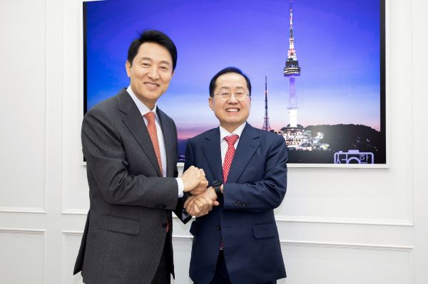 대선 출마를 선언한 홍준표 전 대구시장이 오세훈 서울시장의 공약을 실천하겠다고 주장했다. 사진은 대선출마를 선언한 홍준표 전 대구시장이 지난 15일 오후 서울 용산구 한남동 서울파트너스하우스에서 만찬 회동을 마치고 기념촬영을 하는 모습. /사진=뉴시스