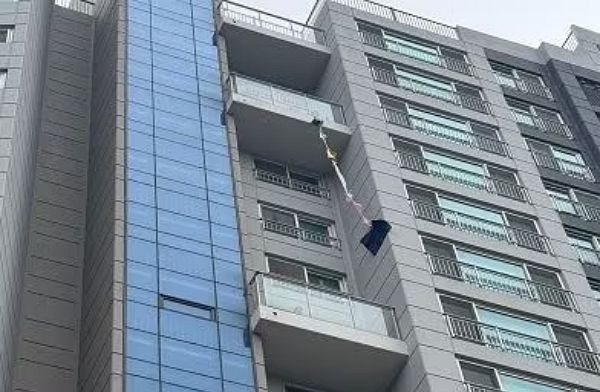 베란다에 18시간 갇힌 노인이 순찰 중이던 경찰관들의 눈썰미 덕에 구조됐다. 사진은 베란다에 갇힌 독거노인이 구조 요청을 위해 던진 옷가지 모습. /사진=뉴스1(종로경찰서 제공)