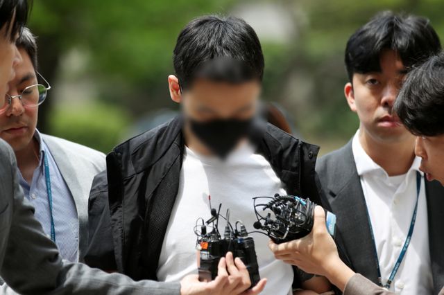 불법 영상공유 사이트 홍보를 위해 경복궁 담벼락에 낙서할 것을 사주한 이팀장이 범죄수익은닉 혐의로 법원으로부터 추가로 징역 1년을 선고 받았다.사진은 지난해 5월25일 경복궁 낙서를 지시한 혐의를 받는 일명 '이 팀장' 강모씨가 서울 서초구 서울중앙지방법원에서 진행된 영장실질심사(구속전피의자심문)에 출석하는 모습. /사진=뉴스1