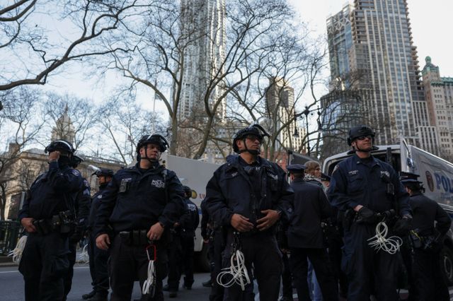 미국 텍사스주 댈러스 한 고등학교에서 총격사건이 벌어져 경찰이 출동했다. 사진은 지난달 11일(현지시각) 미국 뉴욕 컬럼비아 대학교에서 시위대를 진압하는 경찰의 모습. 해당 기사와 상관없음. /사진=로이터