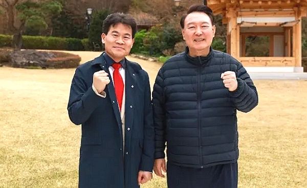 한국사 강사 전한길이 윤석열 전 대통령을 예수에 비유하며 극찬했다. 사진은 한국사 강사 전한길과(왼쪽) 윤석열 전 대통령 모습. /사진=유튜브 채널 '전한길 뉴스' 캡처