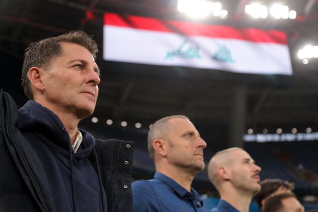 헤수스 카사스 이라크 감독과 코칭스태프가 성적 부진으로 경질됐다. 사진은 이라크 사령탑을 맡았던 헤수스 카사스 감독(왼쪽)의 모습. /사진=로이터