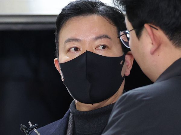 김성훈 대통령경호처 차장이 사퇴 의사를 밝혔다. 사진은 김성훈 대통령경호처 차장이 지난 1월24일 오전 서울 서대문구 경찰청 국가수사본부 특별수사단에 출석하며 취재진을 바라보는 모습. /사진=뉴스1