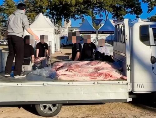 연이은 논란에 휘말린 더본코리아가 이번엔 '2023년 홍성 글로벌 바비큐 페스티벌' 현장에서 생고기를 적절하게 보관하지 않았다는 의혹이 제기돼 경찰이 내사에 착수했다. 사진=온라인 커뮤니티 
