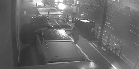 경찰이 서울 강남구 논현동 길가에 주차된 테슬라 전기 픽업트럭 '사이버트럭'을 발로 차고 달아난 남성을 추적중이다. /사진=채널A 방송캡처