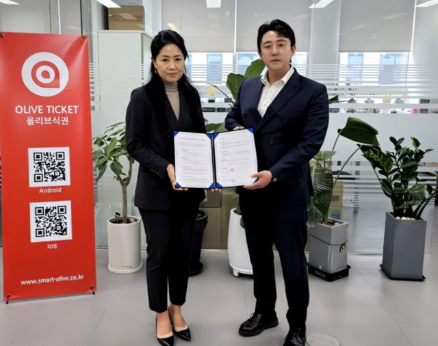 16일 사단법인 김용우 미라클클럽 대표(오른쪽)와 박현숙 스마트올리브 대표가 서울 강서구 스마트올리브 사옥에서 업무협약(MOU)식을 체결한 뒤 기념촬영을 하고 있다. /사진=미라클클럽