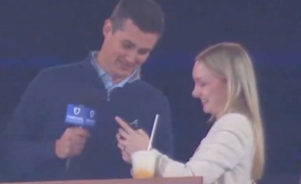 메이저리그 경기 도중 남성 리포터가 여성 관중의 번호를 따는 일이 발생했다. 사진은 애틀란타 구단 전담 중계 리포터 윌리 발라드가 현장 인터뷰 도중 여성 관객에게 번호를 묻는 장면. /사진=마일스 가렛 SNS 캡처