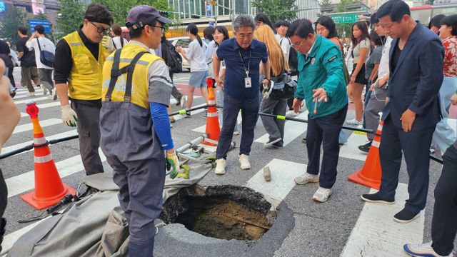 싱크홀에 대한 불안감이 커진 시민들의 오인 신고가 급증하고 있다. 사진은 지난 14일 서울 마포구 서교동 일대에 발생한 싱크홀 현장의 모습. /사진=뉴스1