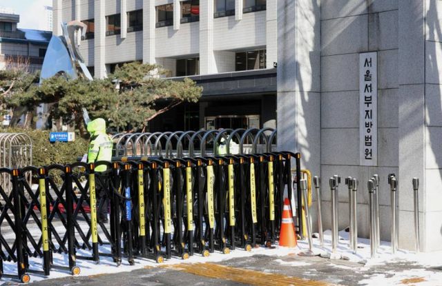 다수에게 불법대부영업한 일당이 재판서 혐의를 인정했다. 사진은 서울 마포구 서울서부지방법원 전경. /사진=뉴시스