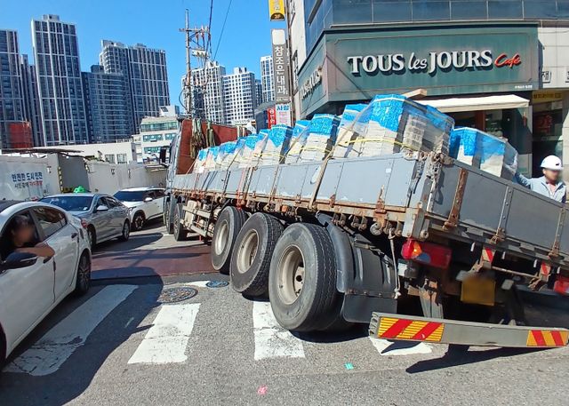개인보험, 시민안전보험 등을 통해 싱크홀 피해 보상을 받을 수 있다. 사진은 지난해 10월4일 낮 1시9분쯤 인천시 부평구 부평동 동수역 인근 도로에서 땅꺼짐(싱크홀)이 발생한 모습. /사진=뉴스1(인천소방본부 제공)