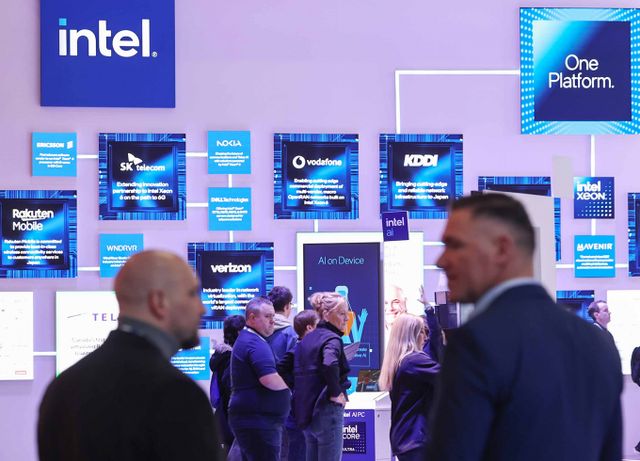 인텔도 AI 관련 칩을 중국에 수출하려면 사전 허가를 받아야 한다는 통보를 받다. 사진은 지난달 스페인 바르셀로나 피라 그란 비아 전시장에서 열린 '모바일 월드 콩그레스(MWC) 2025'를 찾은 관람객들이 인텔 부스를 방문해 AI 기술 등을 체험한 모습. /사진=뉴스1