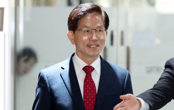 대통령 선거에 출마하는 김문수 전 고용노동부 장관 캠프에 국민의힘 현역 의원들이 대거 합류했다. 사진은 국민의힘 소속으로 대선 출마를 선언한 김문수 전 고용노동부 장관이 16일 오전 서울 중구 서울시청에서 오세훈 서울시장과 조찬 회동을 위해 이동하는 모습. /사진=뉴시스