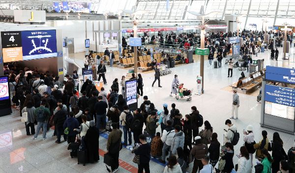 5월 연휴 인천공항을 이용하는 국내외 여객이 148만2274명으로 예상된다. 사진은 기사의 이해를 돕기 위한 설 연휴를 하루 앞둔 지난 1월24일 인천국제공항 출국장에서 여행객들이 항공기 탑승 수속을 밟기 위해 줄을 서고 있는 모습. /사진=뉴시스