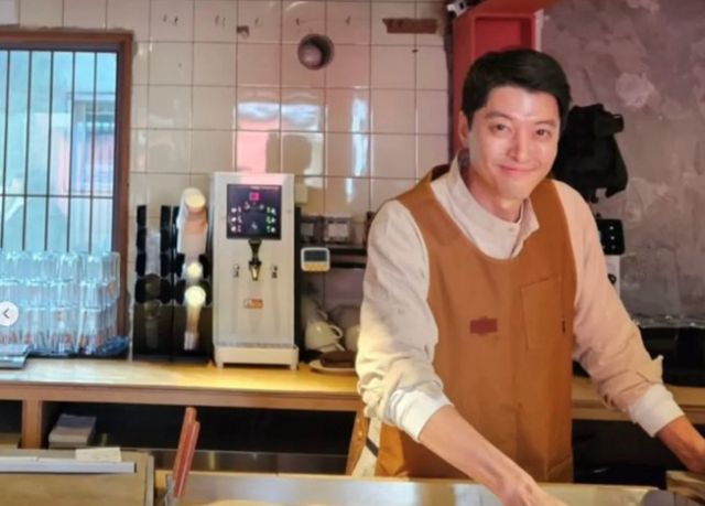 배우 이동건의 카페가 오픈 첫날부터 ‘핫 플레이스’로 떠오르면서 주변 상권의 경제력을 함께 높이고 있다. 하지만 몇몇 업장의 SNS 고발로 도마 위에 올랐다. /사진=이동건 인스타그램