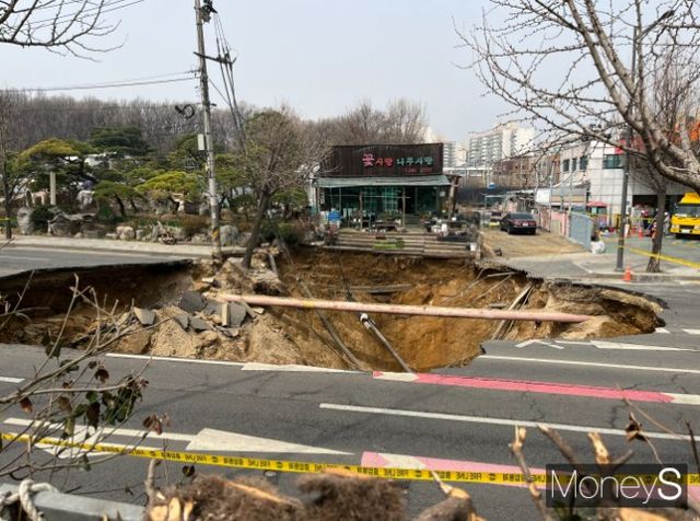 최근 서울 곳곳에서 싱크홀 사건이 벌어져 보상 문제에 대한 관심이 집중되고 있다. 사진은 서울 강동구 대명초등학교 인근 사거리에서 지난달 24일에 발생한 싱크홀. /사진=이다빈 기자