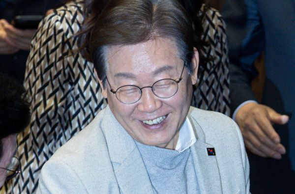 이재명 더불어민주당 대선 경선 후보의 후원금 모금이 하루 만에 마감됐다. 사진은 제21대 대통령선거에 출마를 선언한 이재명 더불어민주당 대선 경선 후보가 지난 14일 오후 서울 여의도 국회에서 열린 제424회 국회(임시회) 제2차 본회의을 나서는 모습. /사진=뉴스1