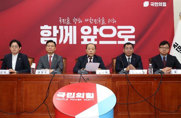 황우여 국민의힘 대선·경선 선관위원장이 총 8명의 제1차 경선 진출자를 발표했다. 사진은 황우여 선관위원장(가운데)이 서울 여의도 국회에서 선관위 회의를 열고 제1차 경선 진출자를 발표하는 모습. /사진=뉴스1