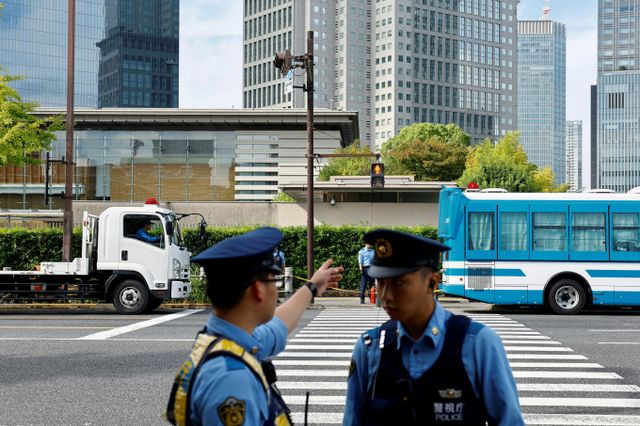 40대 일본인 남성이 자신의 체액이 묻은 피임 도구와 휴지를 여성 우체국 직원에게 보낸 혐의로 경찰에 붙잡혔다. 사진은 일본 경찰의 모습. /사진=로이터