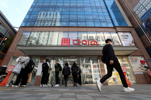 다이소가 뛰어난 상품 기획력으로 국민가게로 자리잡으며 창립 27년 만에 매출 4조원을 눈앞에 뒀다. 사진은 서울 중구 다이소 명동역점 모습. /사진=뉴시스