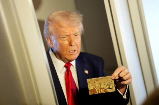 일론 머스크가 이끄는 미국 정부효율화부(DOGE)가 ‘골드 카드’ 특별이민 비자 시스템을 준비하고 있다. 사진은 도널드 트럼프 미국 대통령이 지난 3일(현지시각) 미국 플로리다주 마이애미로 향하는 전용기 에어포스원에서 '트럼프 카드'를 들고 기자들과 대화하는 모습. /사진=로이터