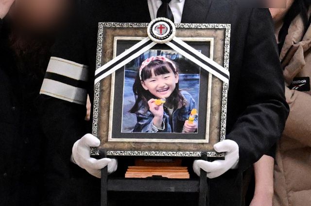 교사에게 살해 당한 김하늘양을 비난하는 악성 댓글을 남긴 40대가 검찰에 송치됐다. 사진은 지난 14일 대전 서구 건양대병원 장례식장에서 진행된 김하늘양 발인식. /사진=뉴스1