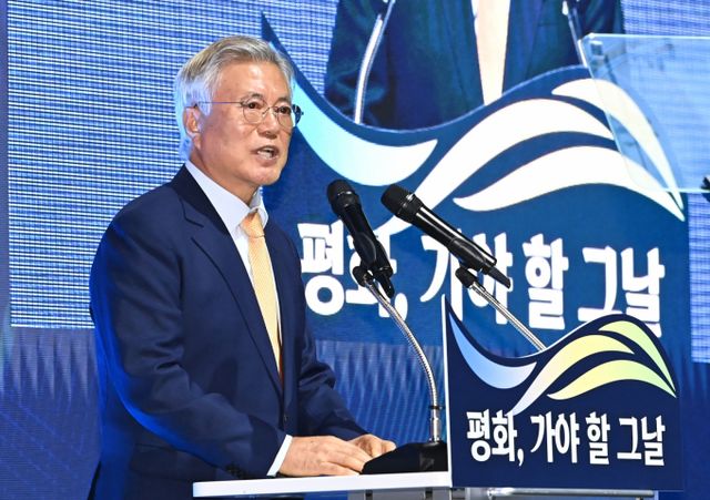 문재인 전 대통령이 '4·27 판문점 선언 7주년'을 맞아 서울 여의도 국회를 방문한다. 사진은 지난해 10월4일 문재인 전 대통령이 경기도 수원시 영통구 수원컨벤션센터에서 열린 10.4 남북정상선언 17주년 기념식에 참석해 기조연설을 하는 모습. /사진=뉴시스