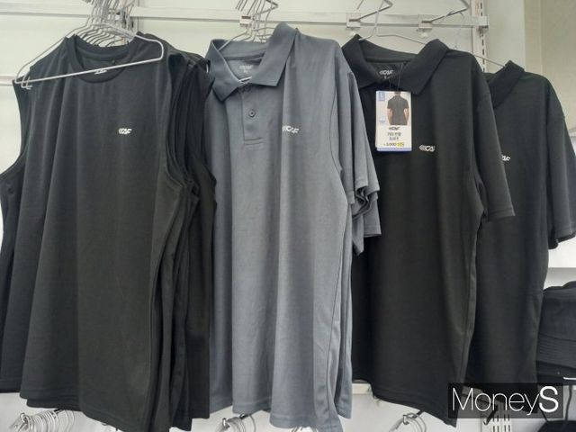 지난 16일 서울의 한 다이소 매장에 스포츠 브랜드 르카프 의류가 진열돼 있다. /사진=황정원 기자