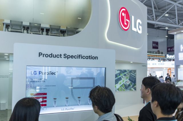 LG전자가 글로벌 3대 산업 소재 전시회 '차이나플라스 2025'에서 LG 퓨로텍을 선보였다. 글로벌 B2B 고객들이 다양한 LG 퓨로텍 제품을 살펴보고 있다. /사진=LG전자