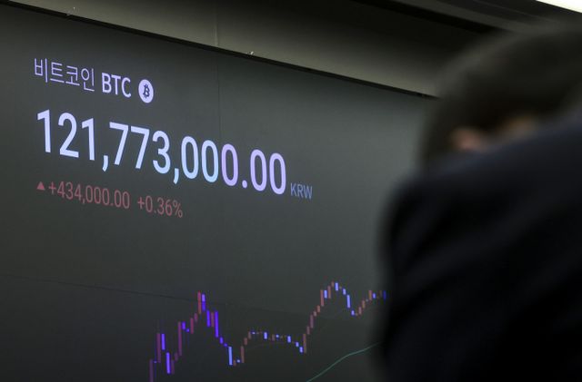 부유층의 가상자산 보유 비중은 최근 3년간 연평균 15%씩 커진 것으로 나타났다. 사진은 서울 강남구 업비트 고객센터 전광판에 비트코인 시세가 표시되고 있다. /사진=뉴시스