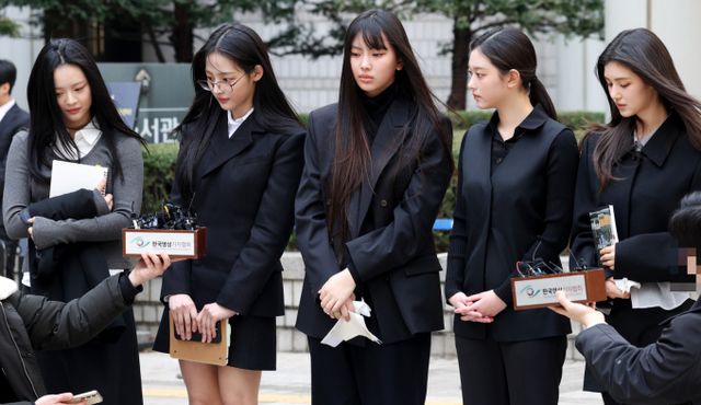 사진은 지난달 7일 서울 서초구 서울중앙지방법원에서 열린 어도어, 뉴진스 상대 기획사 지위보전 및 광고계약 체결 등 금지 가처분 심문기일을 마친 후 법원을 빠져나가는 걸그룹 뉴진스(왼쪽부터 팜하니, 민지, 혜인, 해린, 다니엘)의 모습. /사진=뉴시스