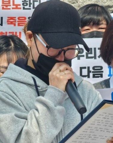 지난 15일 '사천 크리스마스 살해 사건'의 10대 여성 피해자의 엄마 박모씨가 10일 창원지방법원 진주지원 앞에서 딸에게 보내는 편지를 읽고 있다. /사진=뉴스1