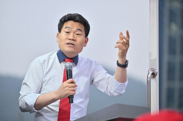 한국사 일타강사 전한길이 대통령실 및 공관촌 압수수색 집행 시도를 두고 정치 보복이라고 주장했다. 사진은 한국사 일타강사 전한길이 경남 거제시 고현매립지에서 열린 국민의힘 박환기 거제시장 후보 집중 유세에서 지지 발언을 하는 모습. /사진=뉴시스