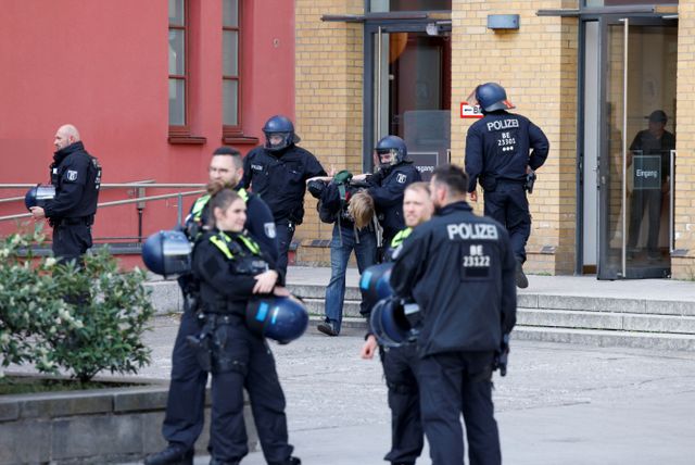 독일 베를린 검찰이 최소 환자 15명을 살해한 의사를 살해 혐의로 구속기소했다. 사진은 지난 16일(현지시각) 독일 베를린 훔볼트 대학교에서 시위대를 진압하는 베를린 경찰의 모습. 해당 기사와 상관없음. /사진=로이터 