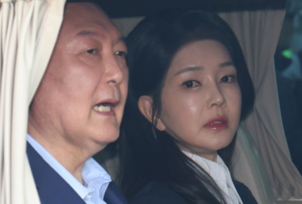 윤석열 전 대통령 부부가 파면 선고 이후 일주일간 관저에 머물며 228톤이 넘는 수돗물을 사용했다. 사진은 윤석열 전 대통령과 김건희 여사가 헌법재판소 파면 결정 후 일주일 만인 지난 11일 오후 서울 용산구 한남동 대통령 관저를 떠나고 있는 모습. /사진=뉴스1(공동취재단)