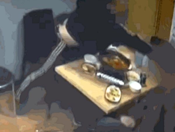 한 남성이 고교 동창 선배와 식사 도중 무차별 폭행을 당했다고 주장했다. 사진은 선배 남성이 후배 남성을 주먹으로 폭행하는 모습. /사진=JTBC '사건반장' 캡처