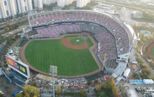 프로야구 경기를 관람하던 70대가 앞자리 여성의 신체를 불법 촬영했다가 경찰에 붙잡혔다. 사진은 광주 북구 광주-기아챔피언스 필드 모습. /사진=뉴시스