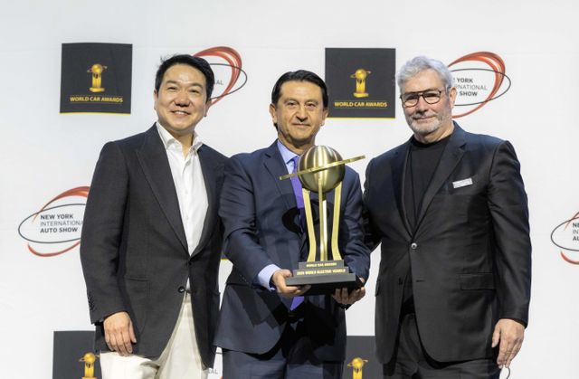 '2025 월드카 어워즈'에서 기아 EV3가 '세계 올해의 자동차', 현대차 캐스퍼 일렉트릭이 '세계 올해의 전기차'에 올랐다. 사진은 관련 시삭식에 참석했던 이상엽(왼쪽부터) 현대제네시스글로벌디자인담당 부사장, 루크 동커볼케 현대차그룹 CDO(글로벌디자인본부장) 겸 CCO(최고크리에이티브책임자) 사장, 호세 무뇨스 현대차 대표이사 사장. /사진=현대차그룹